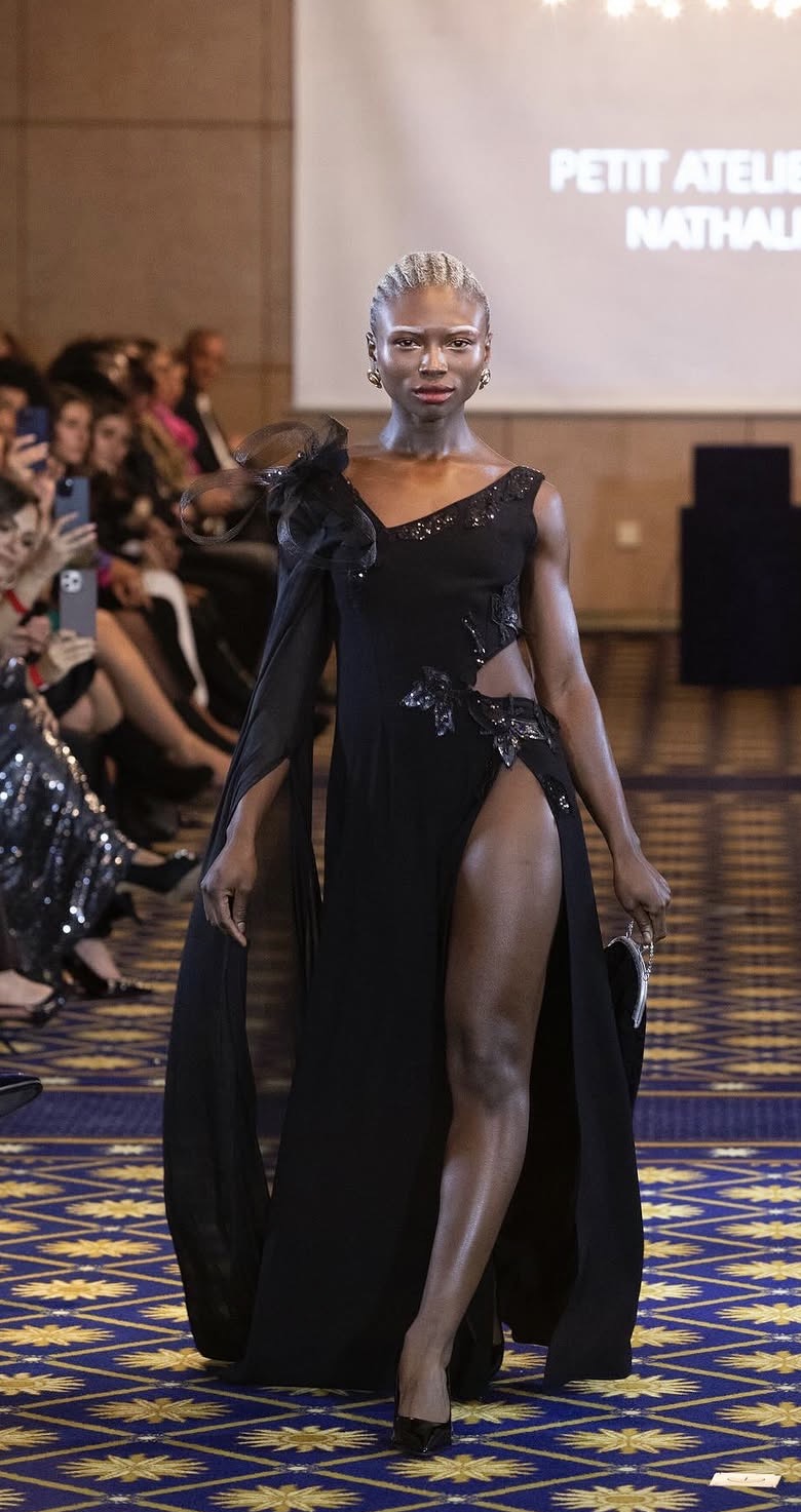 Silhouette noire présentée sur le podium de la Luxembourg Fashion Week