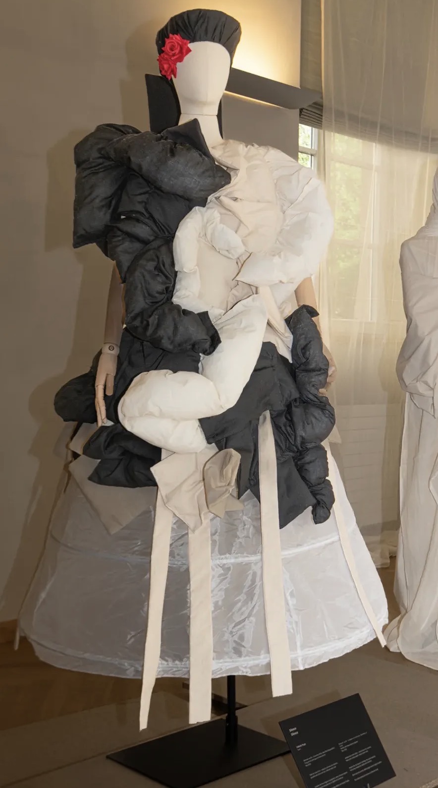La pièce « Silence » exposée sur mannequin