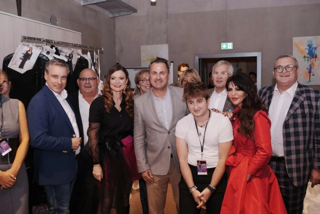 Fabiola Puga entourée des invités de la Luxembourg Fashion Week